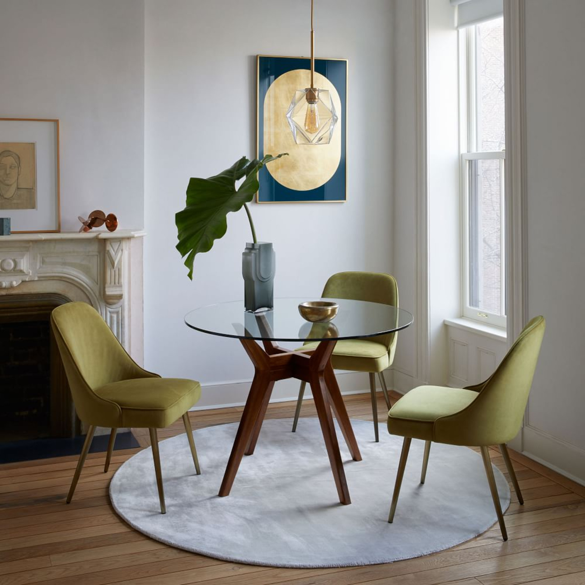 Circular Dinning Table with a Comfy Chairs