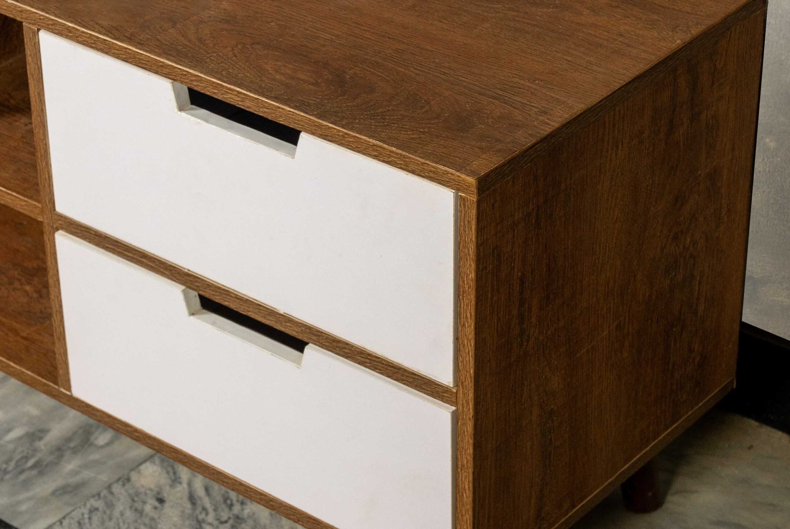 Beddix TV and LED Table